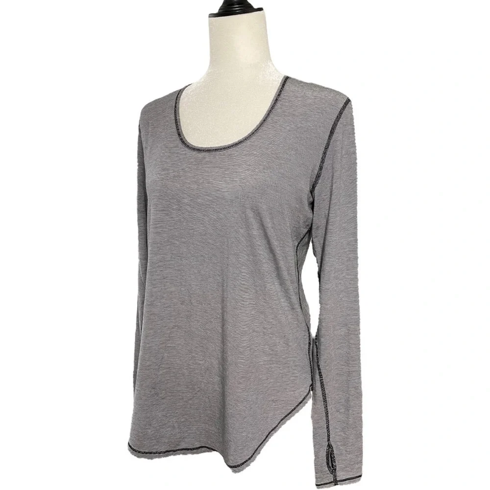 Lululemon Yogini 5 Year Long Sleeve Tee in Wee Stripe Black White size 8